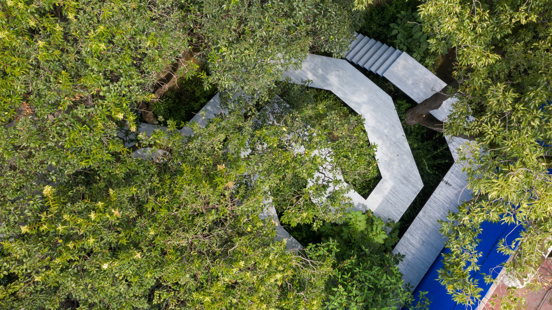 Инсталляция в саду Луиса Баррагана