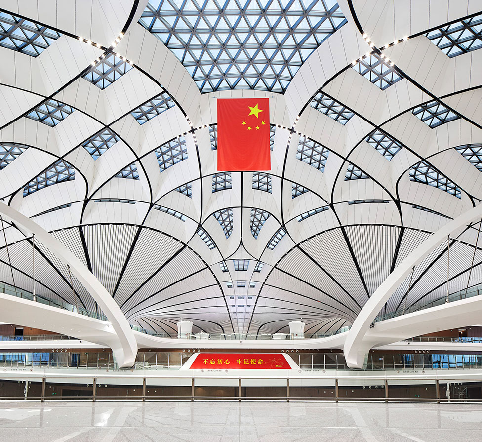 Крупнейший аэропорт мира открылся в Пекине: последнее творение Захи Хадид