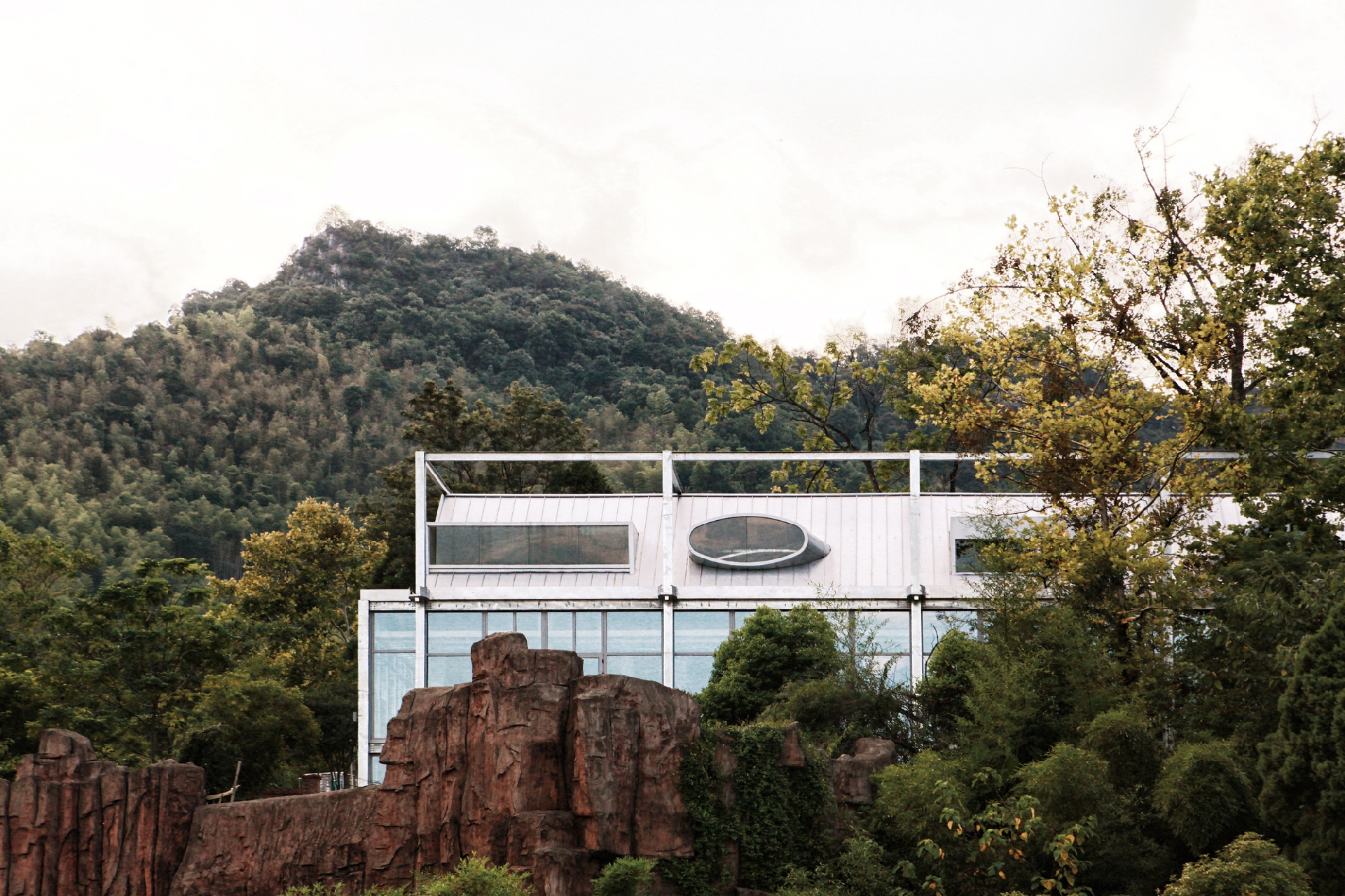 Monolith Architects: отель на месте общежития