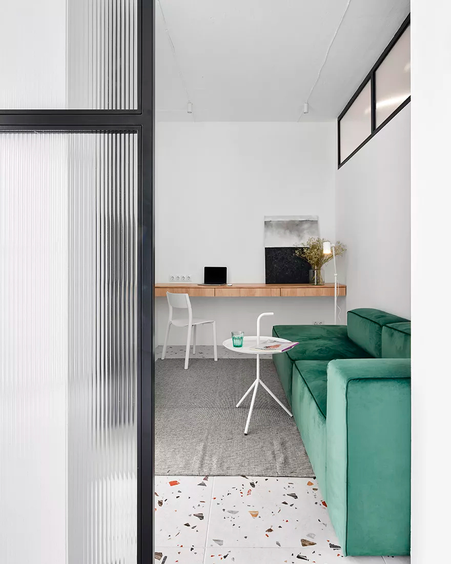 Маленькая гостиная: 7 идей, как сделать ее больше и удобнее