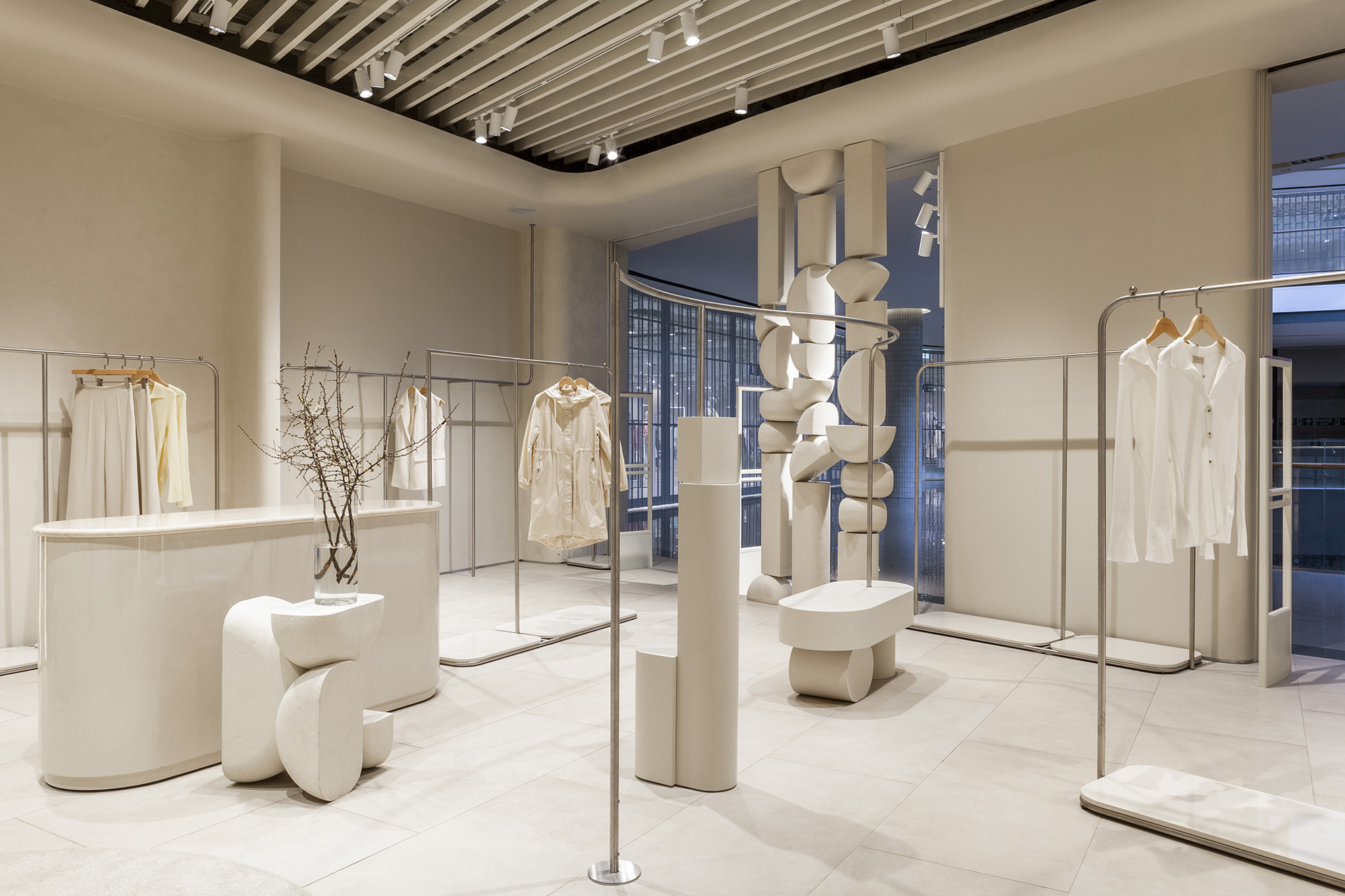 Магазин одежды Conso со скульптурными деталями: проект Sinitsa Buro