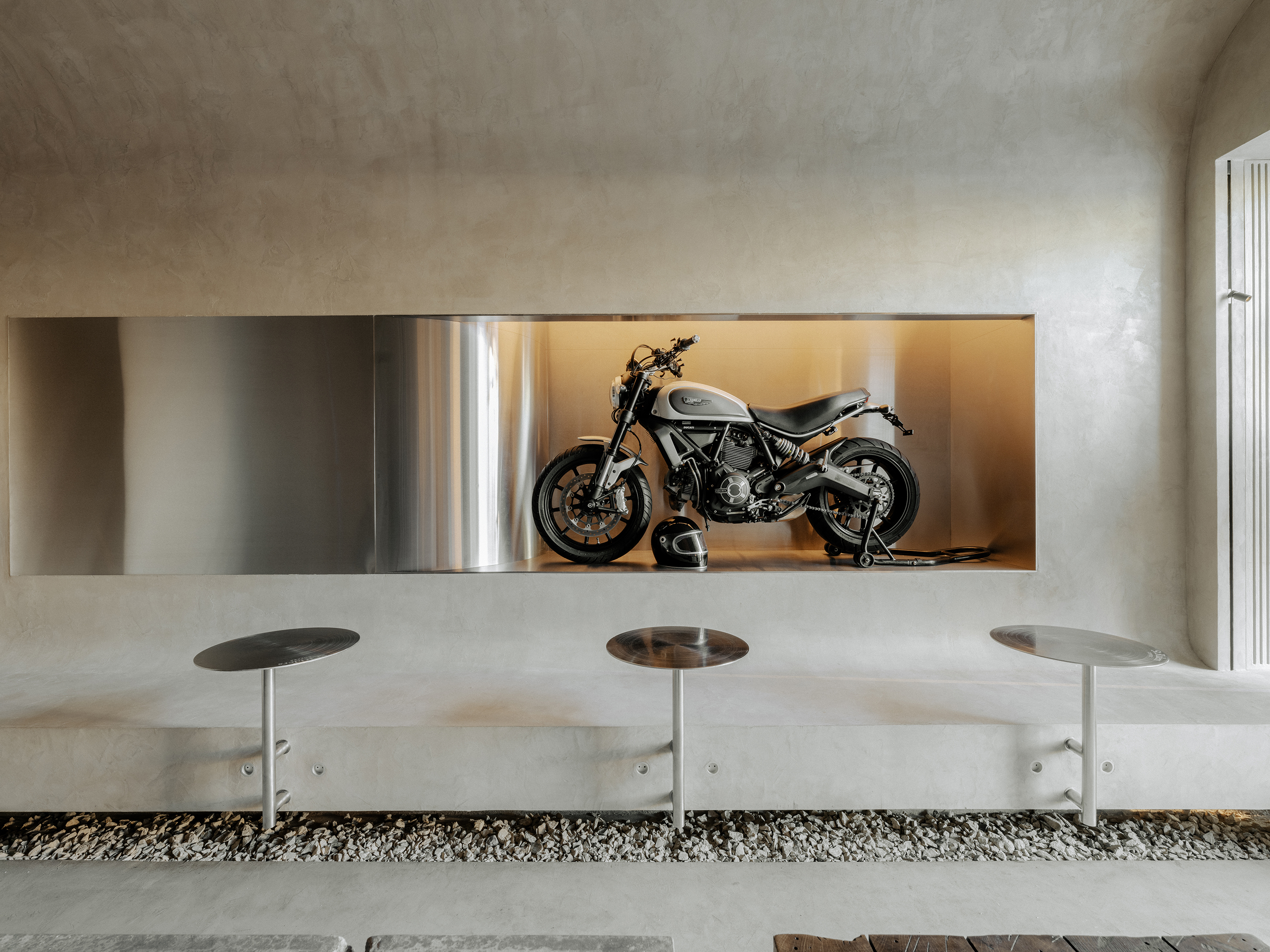 Бетонная кофейня для комьюнити райдеров в Москве: проект Марата Мазура