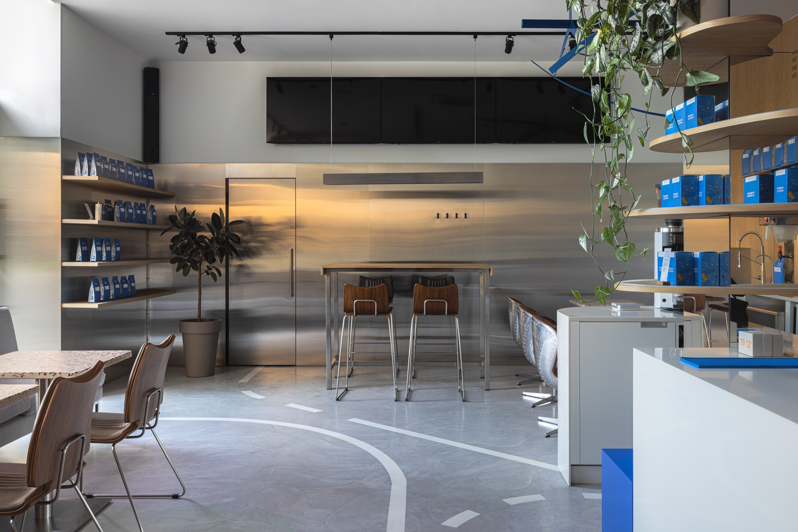 Кофейня в Краснодаре по проекту Oblik Design Studio: небо, самолет, капучино