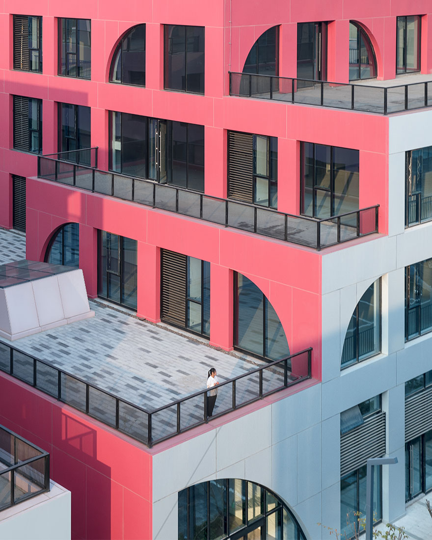 CLOU architects: яркий ступенчатый комплекс в Циндао