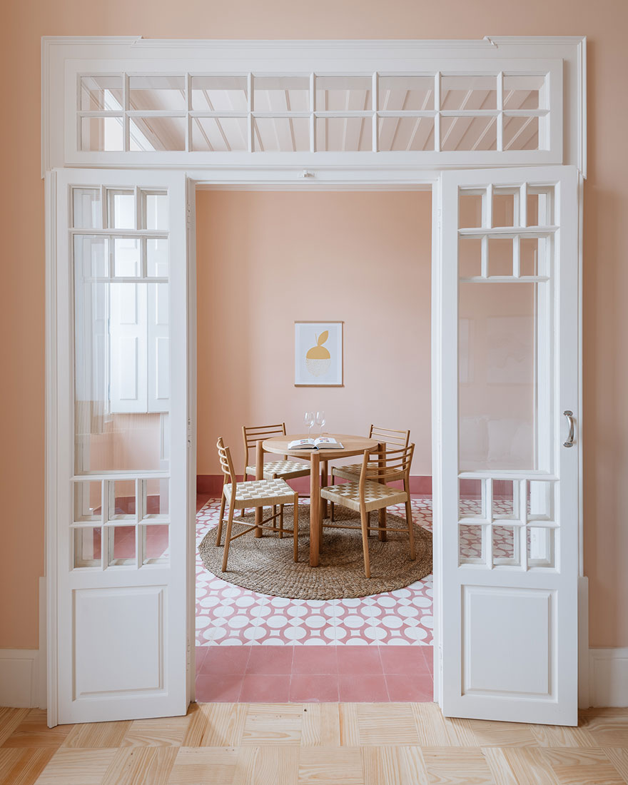 Aurora Arquitectos + FURO: розовый дом на юге Португалии