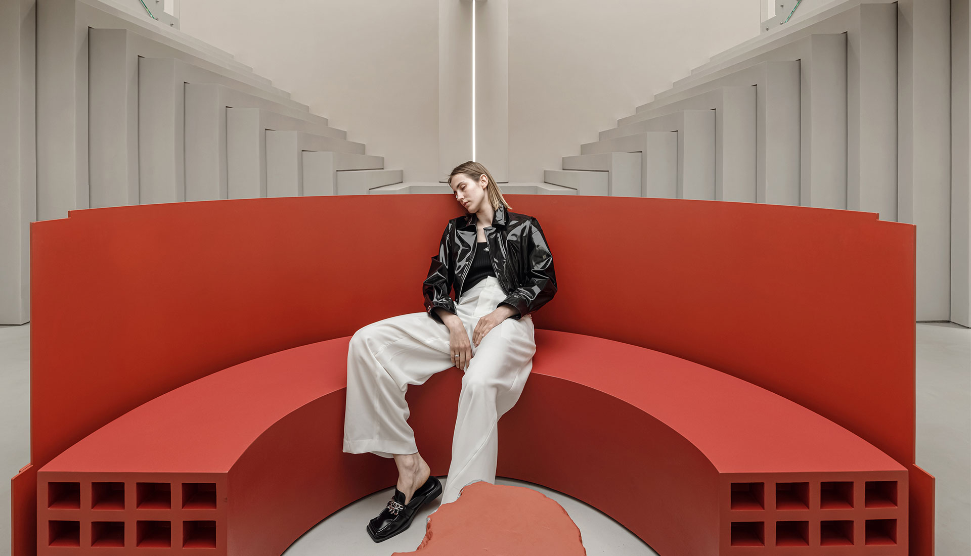 MMC Design: модный бутик как памятник античной архитекутры