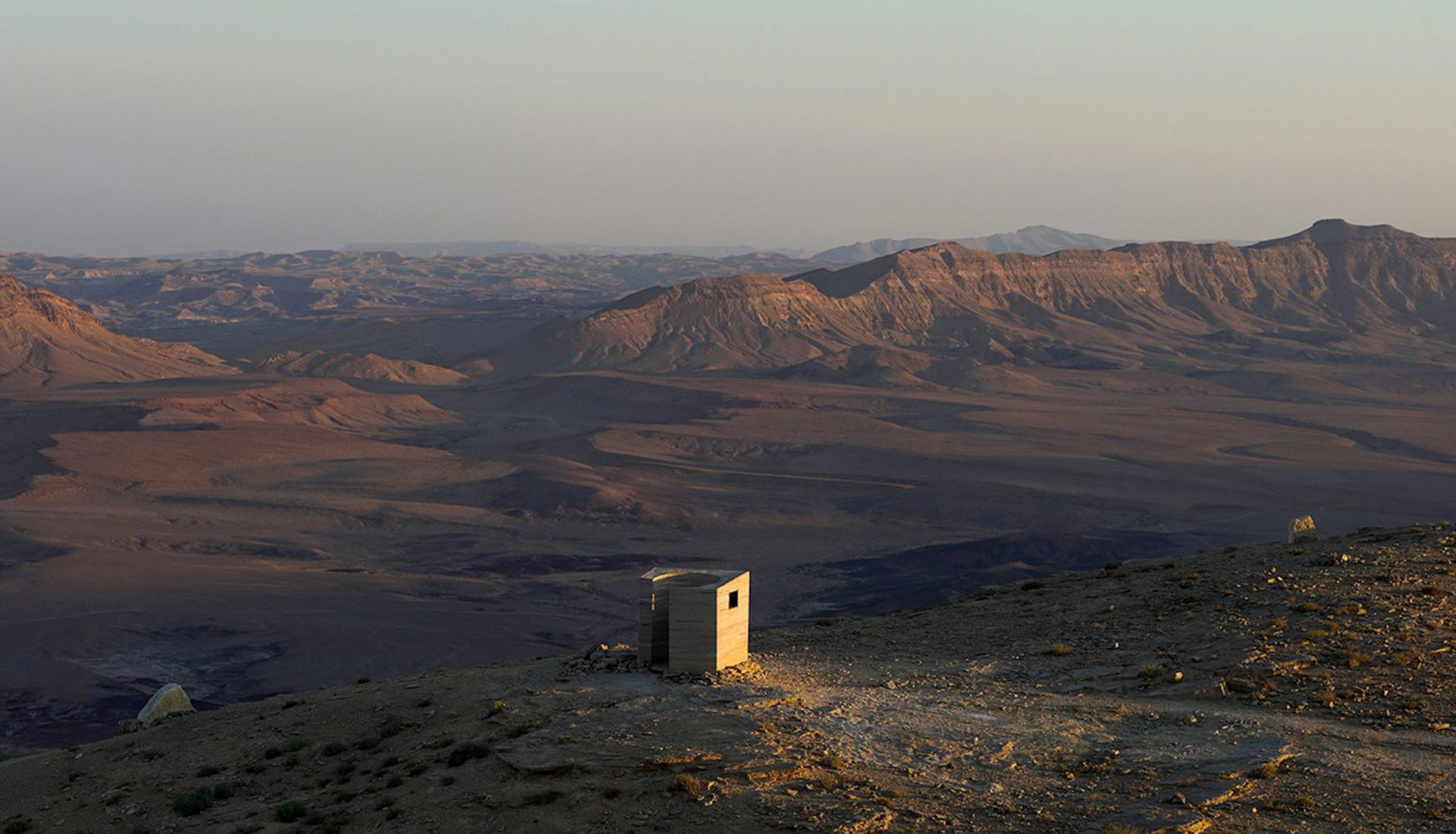 Gitai Architects: земляной павильон в пустыне Негев