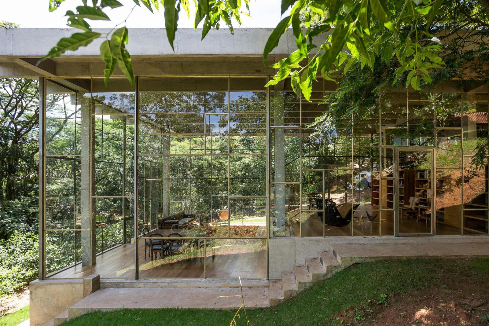 Дом-библиотека в бразильском лесу
