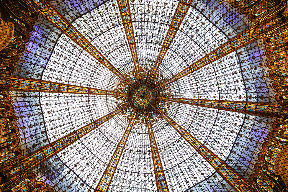 Батут под крышей Galeries Lafayette