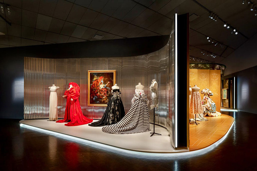 OMA и Dior: дизайн одной выставки