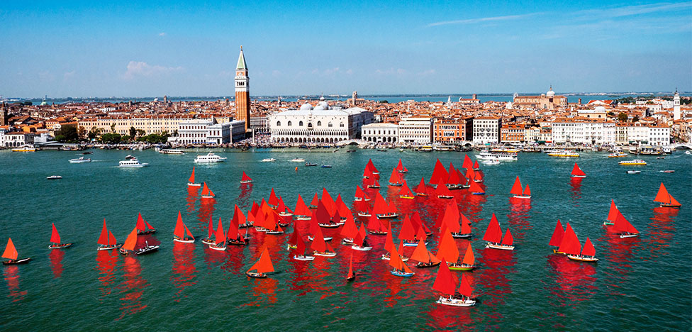 Арт-биеннале в Венеции: красная регата Мелиссы МакГилл