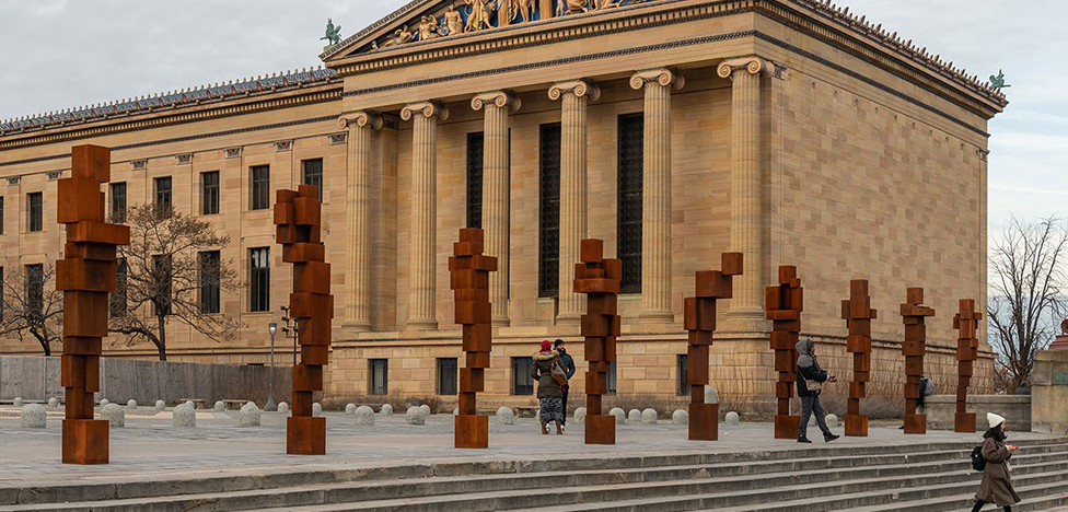 Энтони Гормли выставил скульптуры на ступенях музея