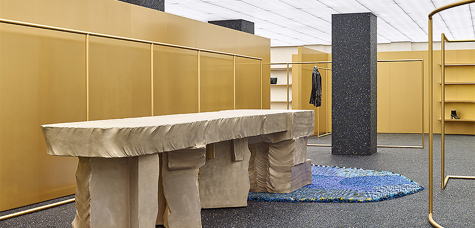 Бутик Acne Studios в Нью-Йорке: золото и бронза