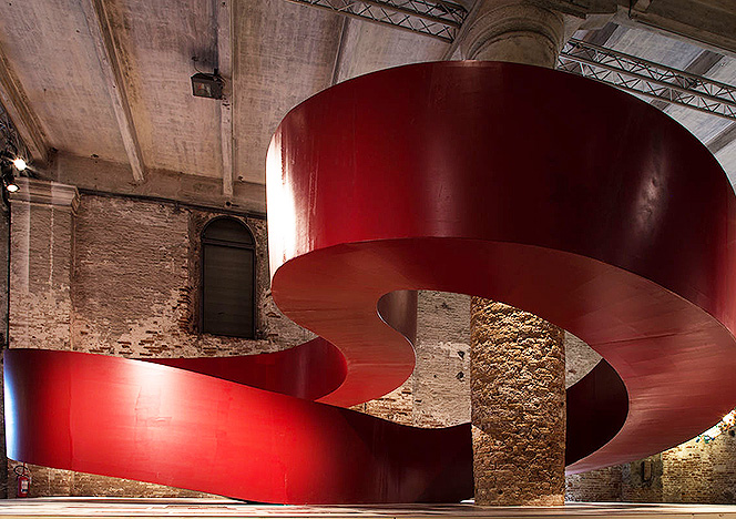 Красная лестница на биеннале в Венеции