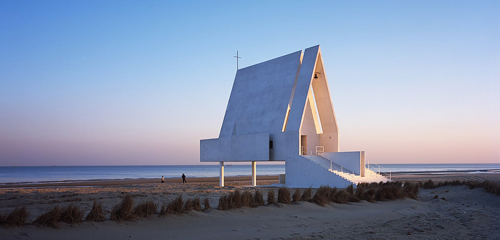 Архитектура переживаний: часовня и библиотека на пляже