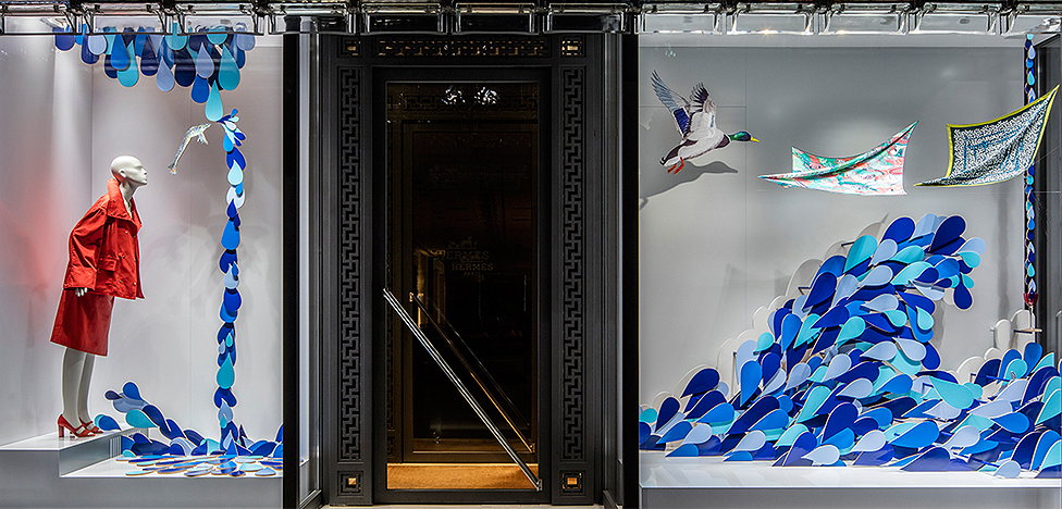 Hermès Ginza в Токио: фигурные капли в витринах