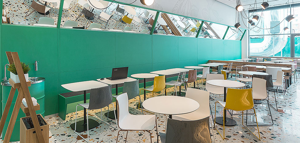 V12 Architects: зеленый сад в кафе