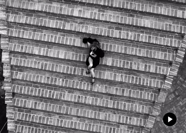 Кейт Мосс на ступенях лестницы Адальберто Либеры