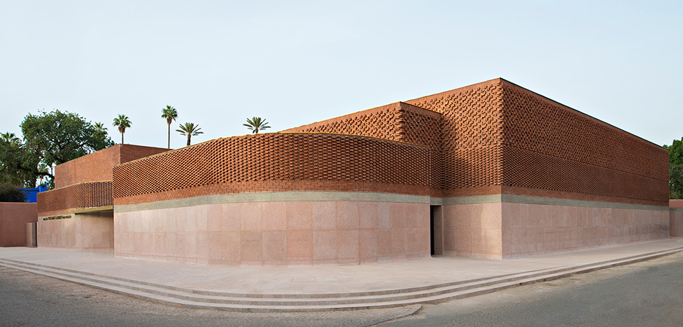 Studio KO: терракотовый памятник Иву Сен-Лорану в Марокко