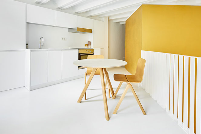 Raul Sanchez Architects: квартира с золотыми кубами в Барселоне