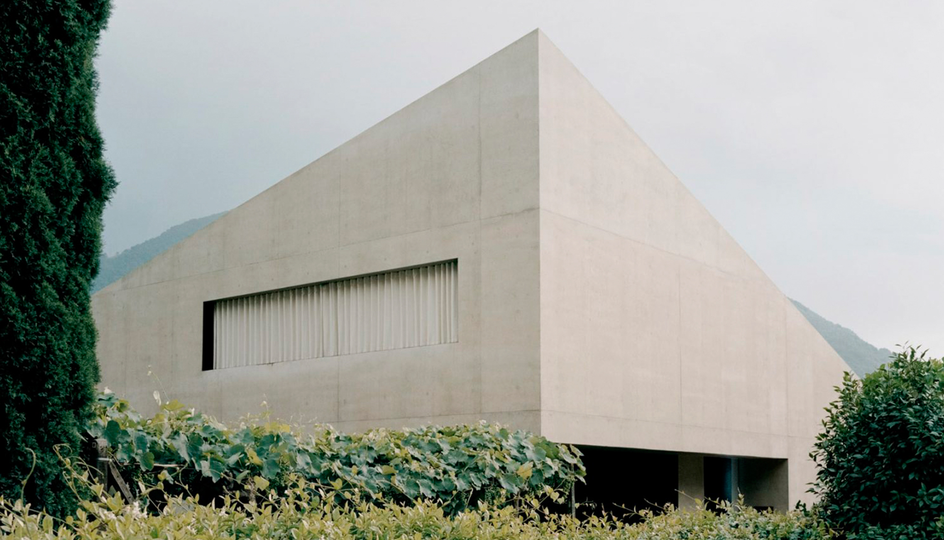DF_DC: бетонный дом-пирамида в Швейцарии