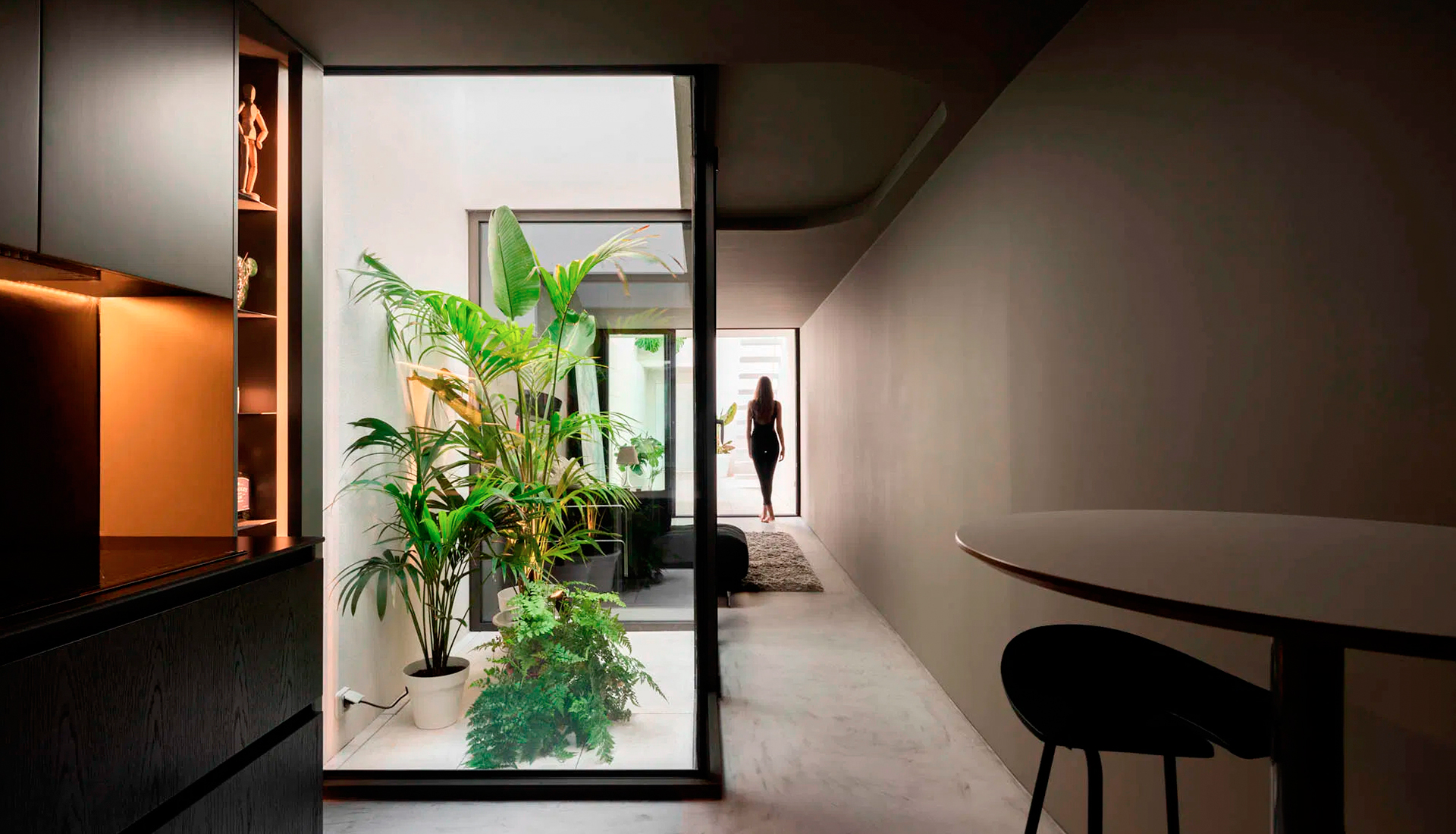 Paulo Martins Arquitectura: узкий дом с патио в Португалии