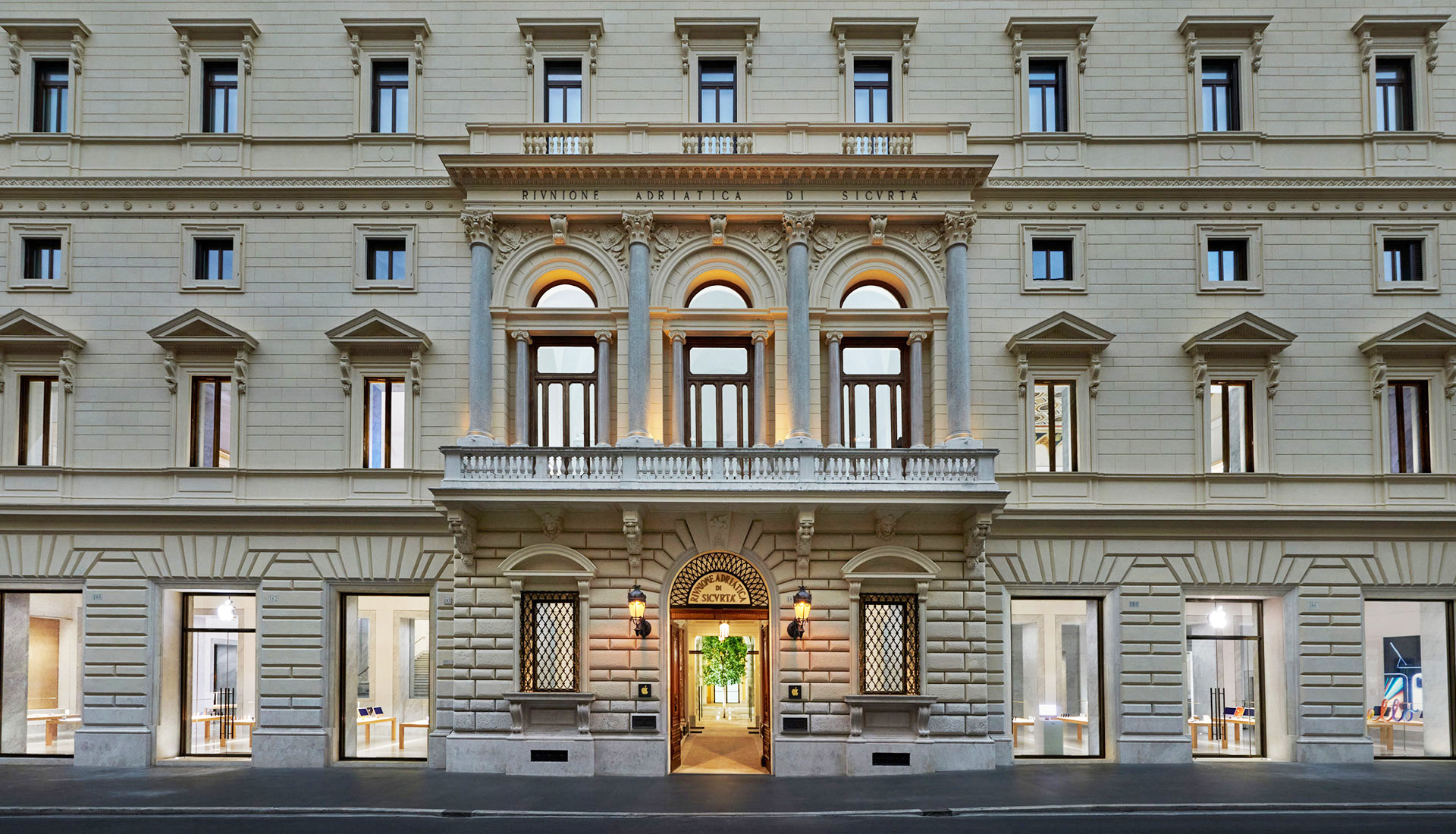 Foster + Partners: бутик Apple в римском палаццо