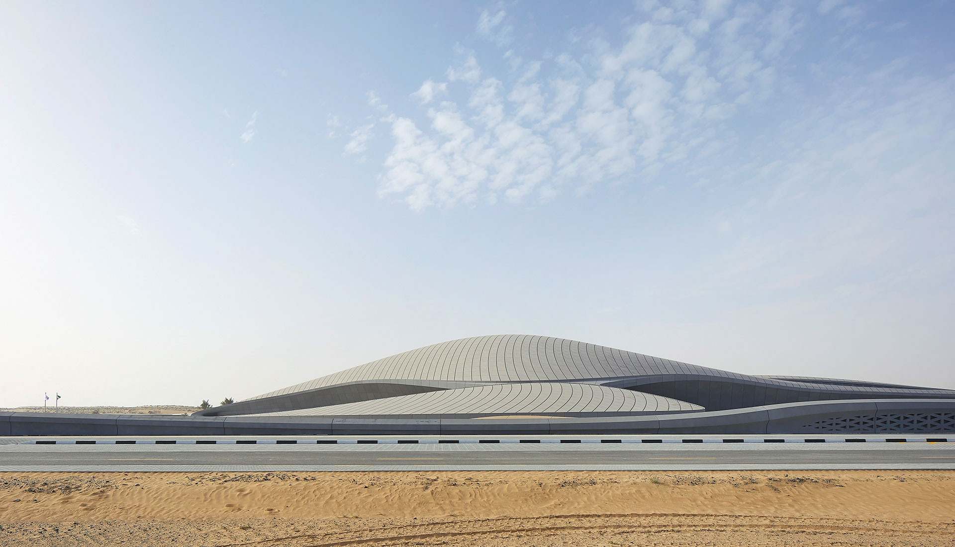 Zaha Hadid Architects: энергоэффективное здание BEEAH Group в ОАЭ