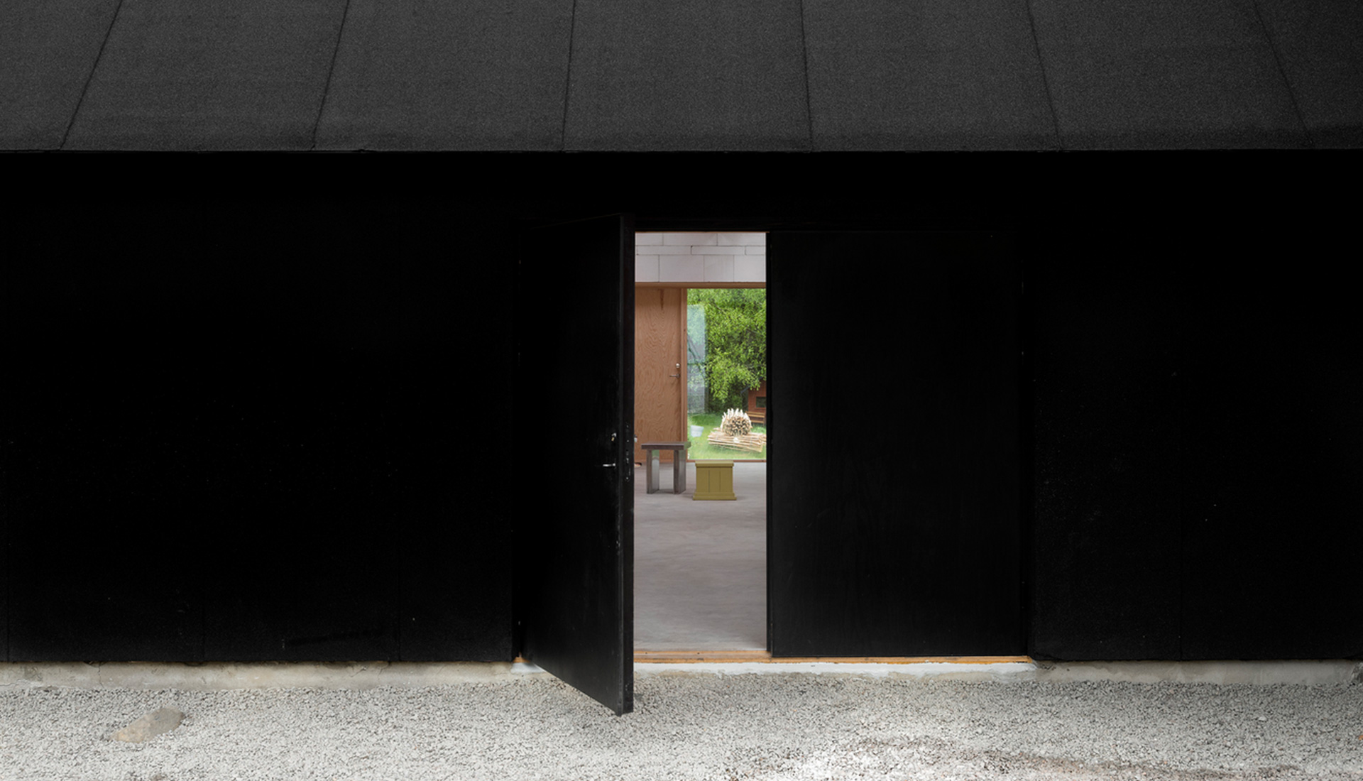 Черный дом-мастерская для двух художников в Швеции