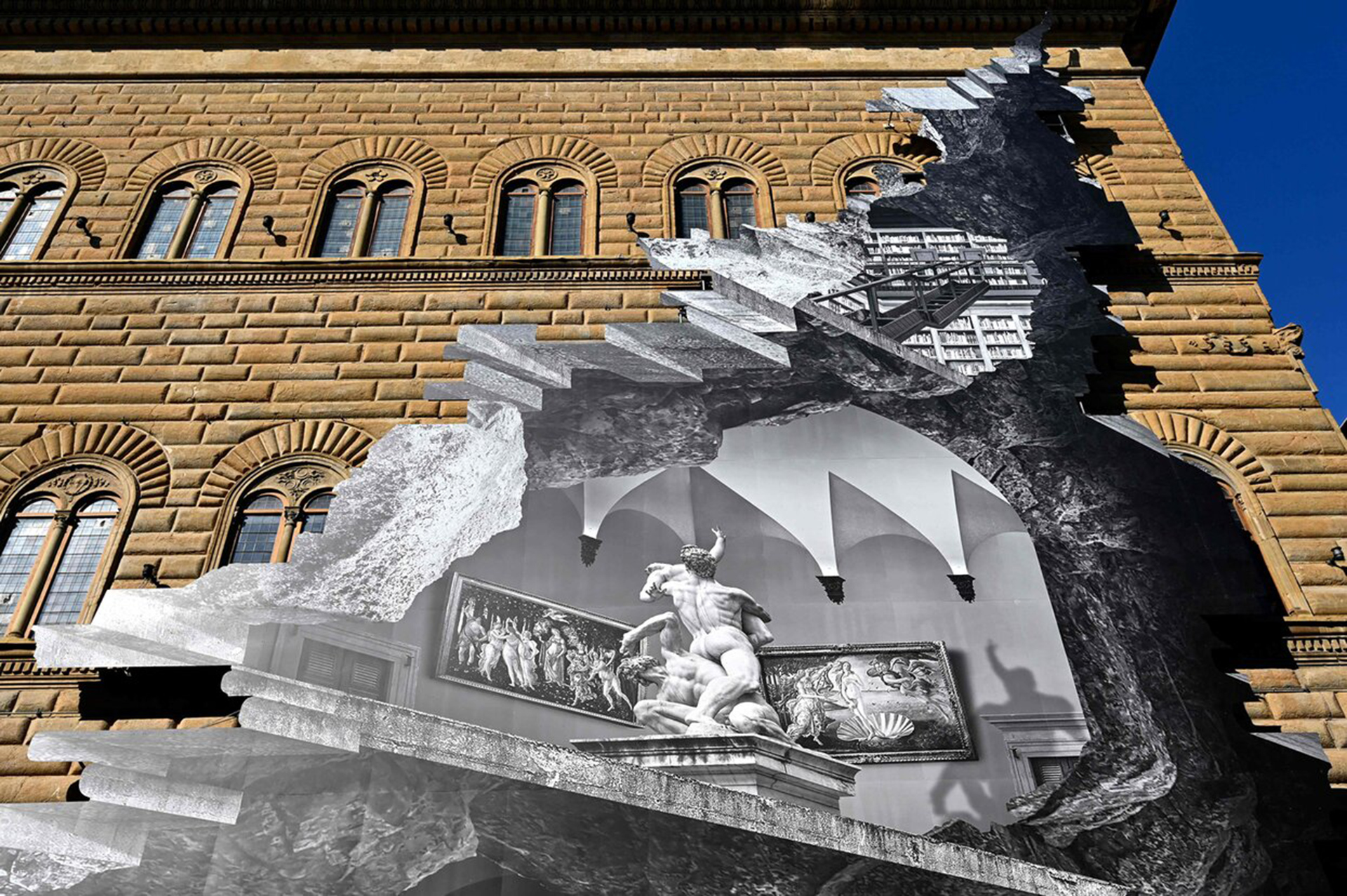 Инсталляция JR на фасаде палаццо Строцци