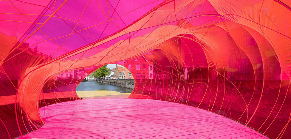 Розовый павильон на Триеннале дизайна в Брюгге