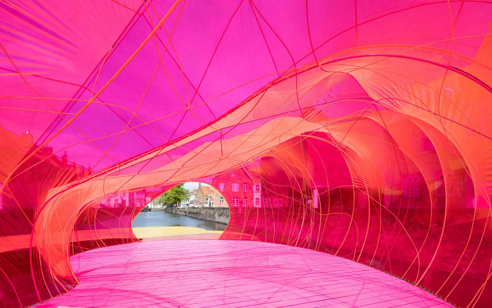 Розовый павильон на Триеннале дизайна в Брюгге