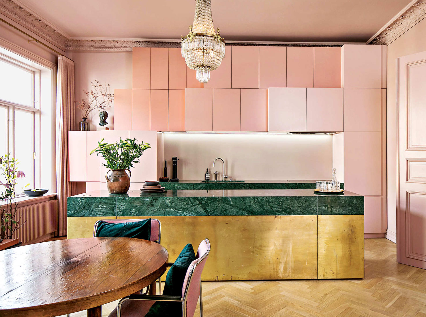 Кухня розовая с золотом