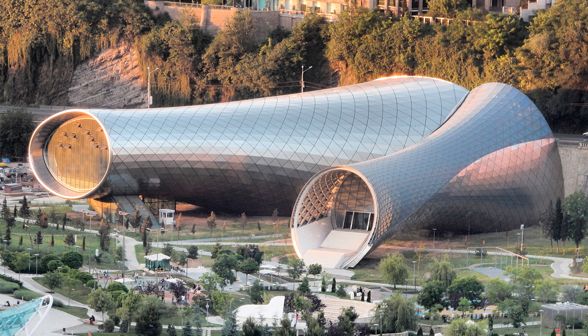 Здание по проекту Studio Fuksas в Тбилиси выставлено на продажу