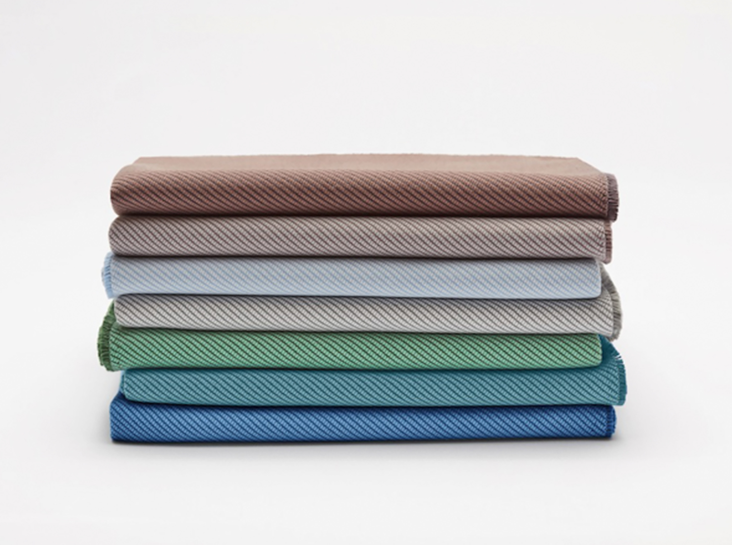 Текстиль Oceanic из переработанного пластика, Camira Fabrics. 