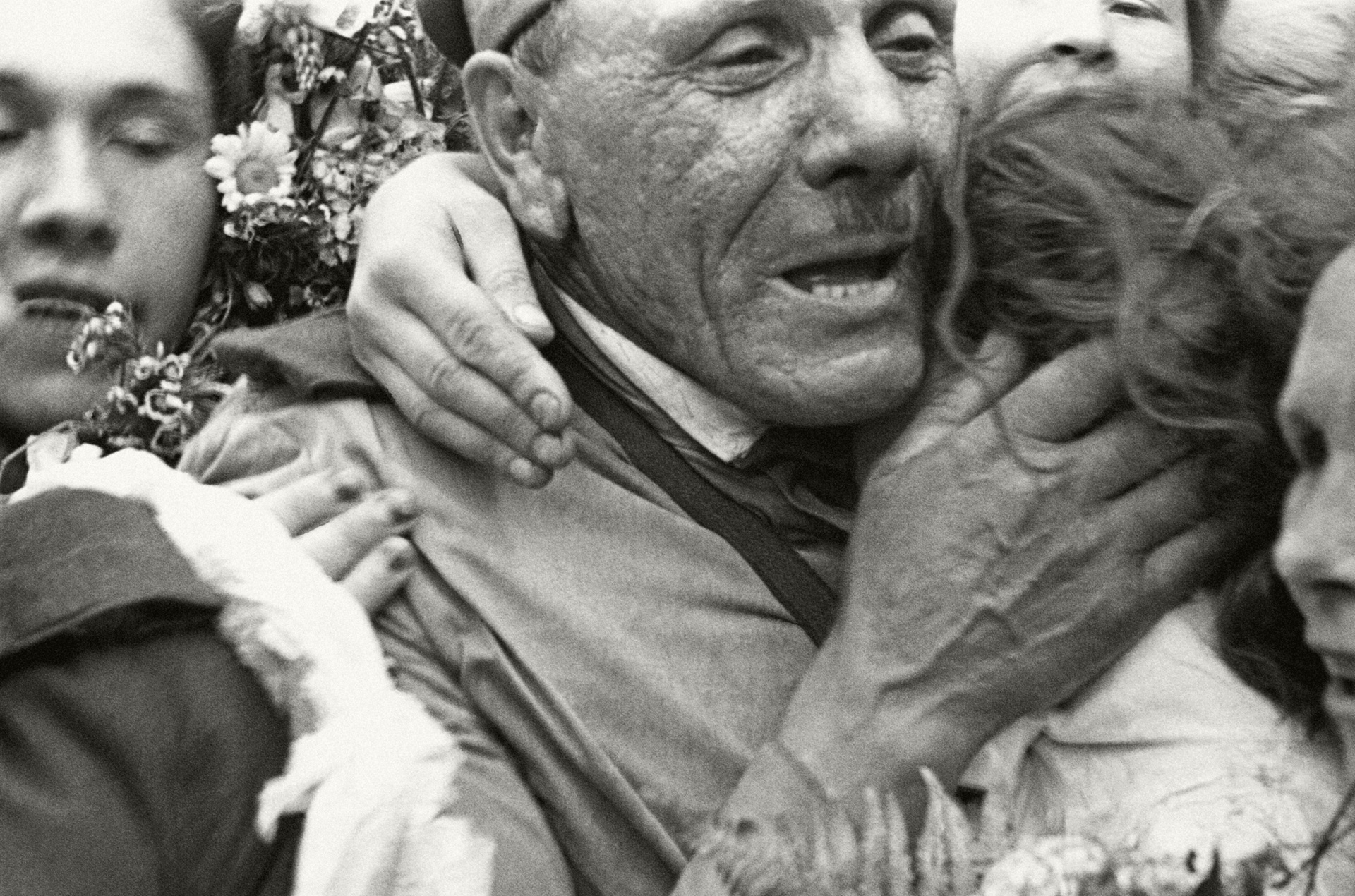 Песня победы со слезами на глазах. Встреча победителей на белорусском вокзале 1945 год. Кадры Победы 1945.