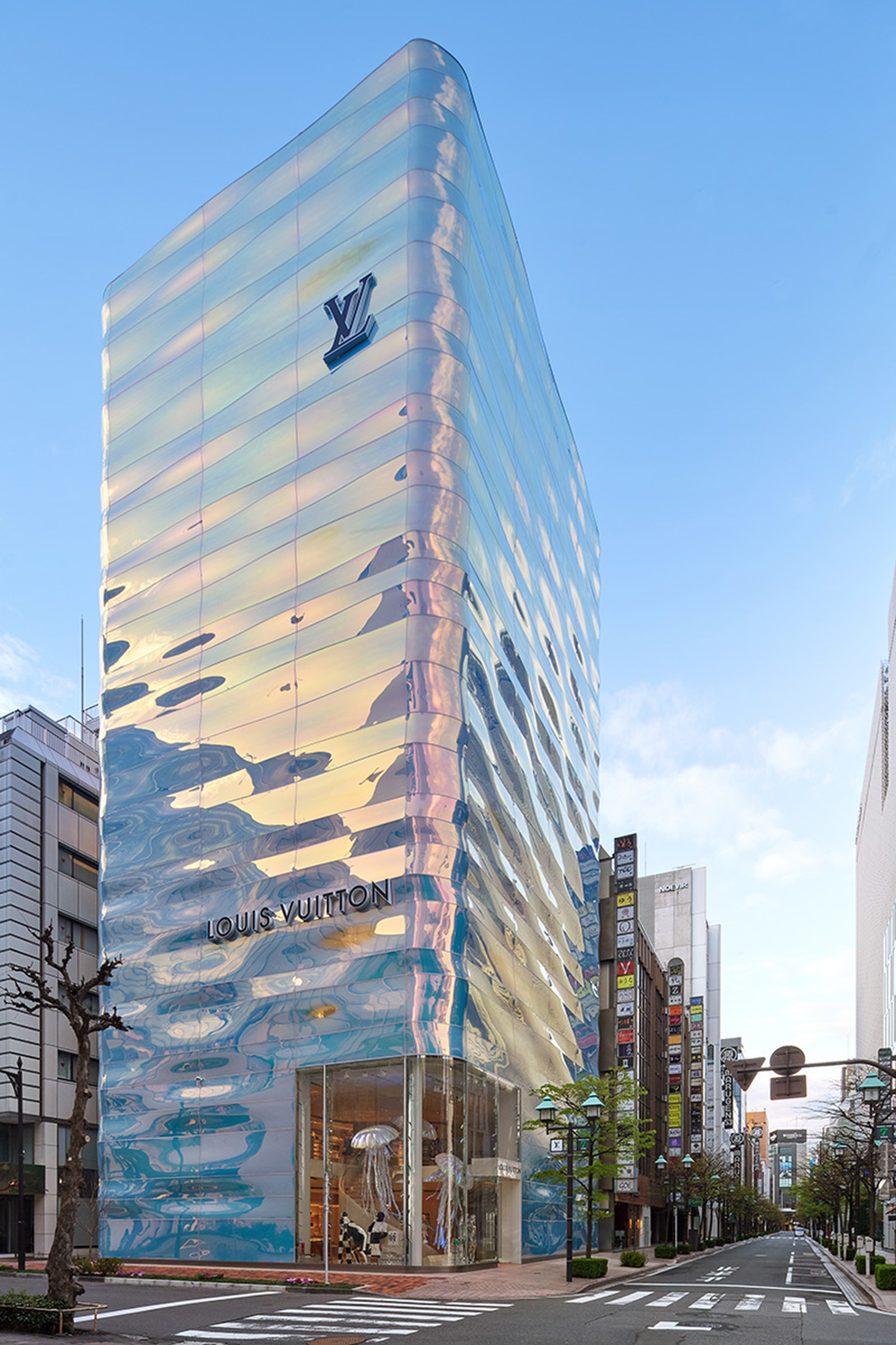бутик Louis Vuitton в Токио фото