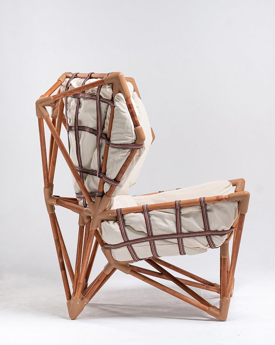 Казахстанский дизайнер Даник Удербеков представил кресло Uderbekov Chair. Модель создана из местных перерабатываемых материалов и произведена с нулевыми выбросами CO2.