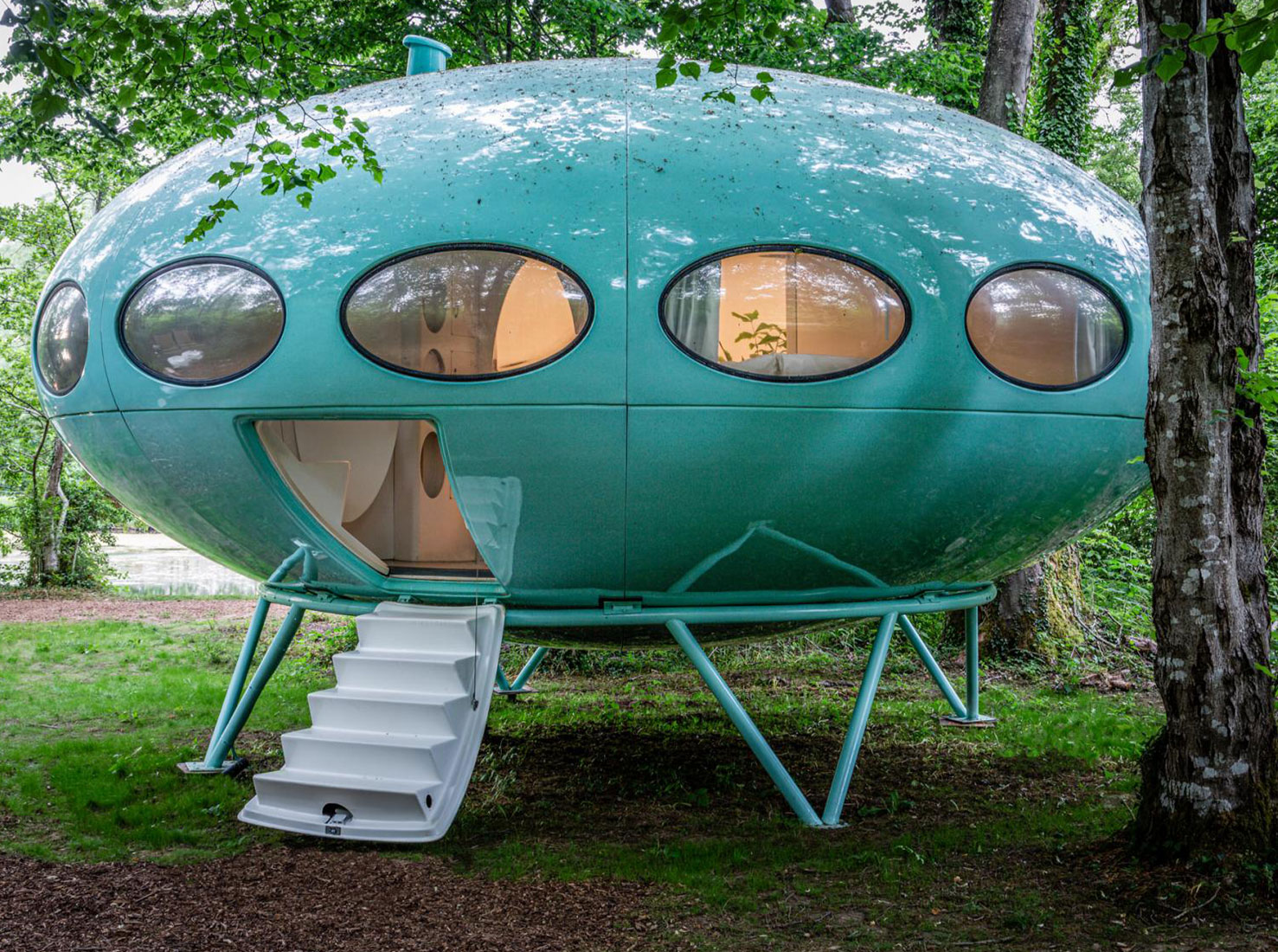 Капсула Futuro House в английском парке