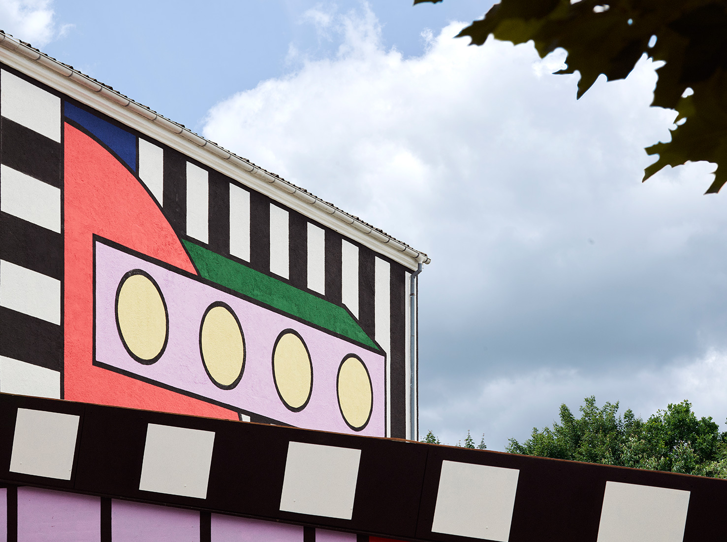 Камилла Валала разукрасила фасад фабрики в Дании