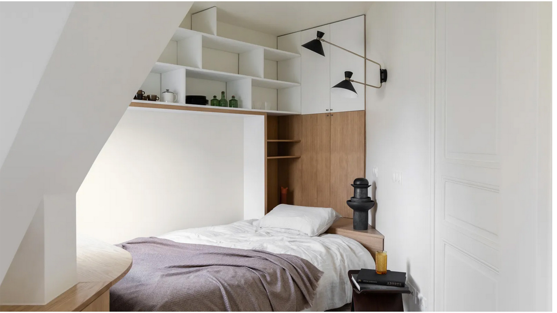 Спальня в маленькой квартире: 5 советов, как организовать пространство