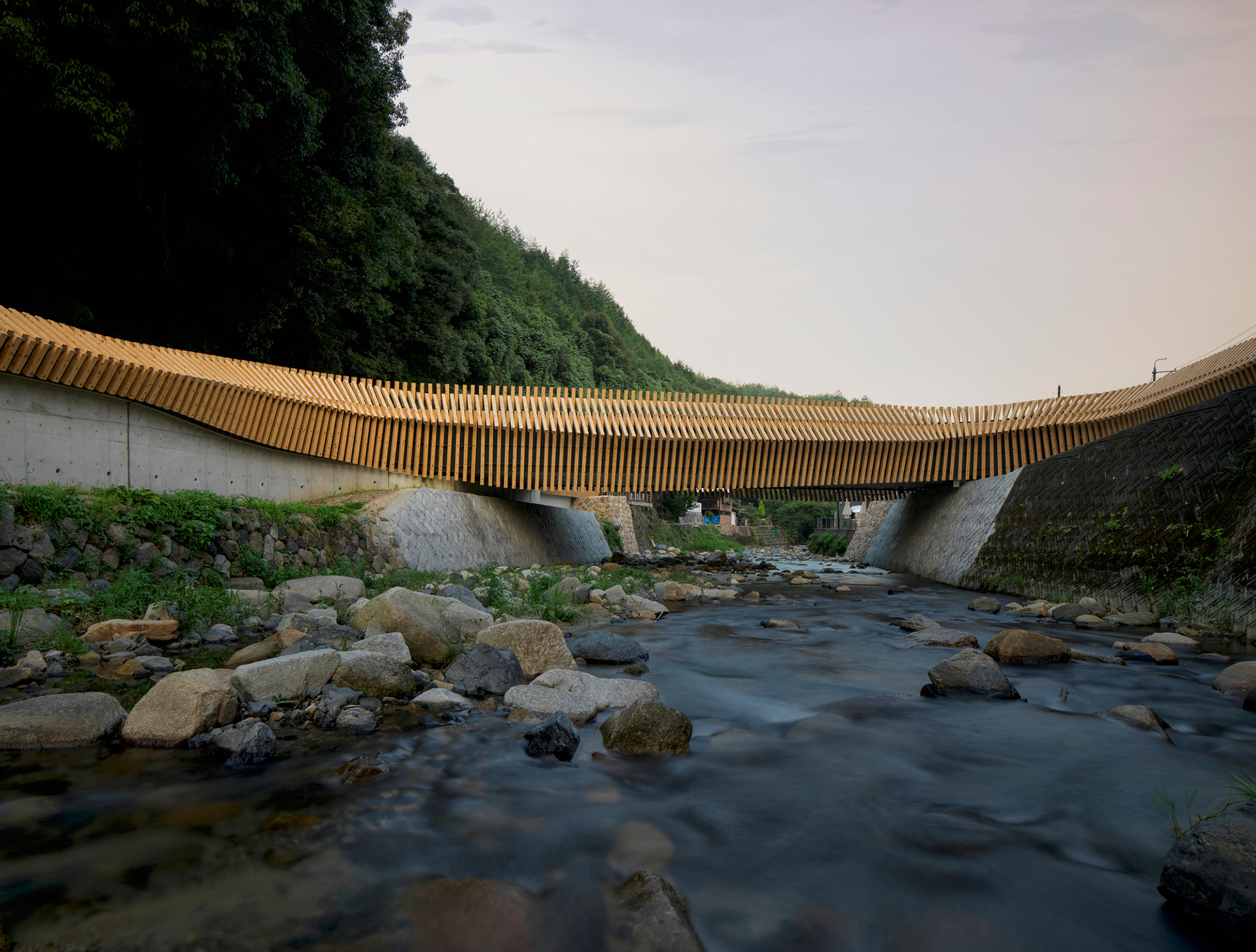Мост по проекту Kengo Kuma & Associates в Ивакуни