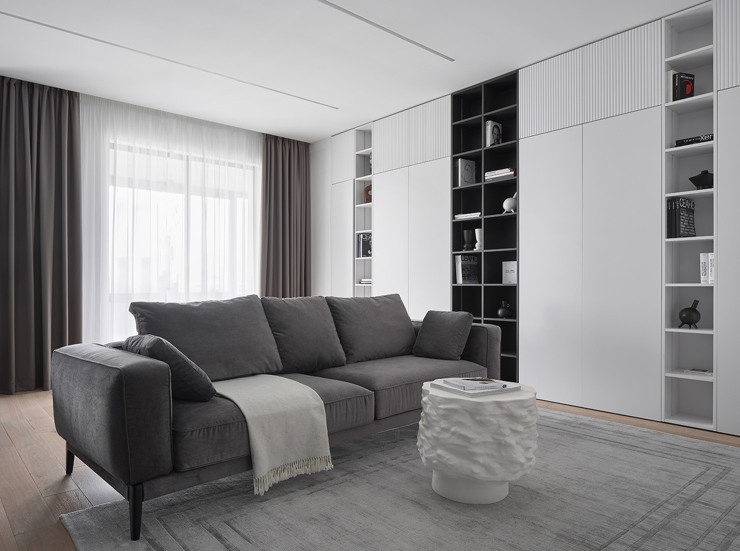 Черно-белый интерьер квартиры-студии 25 м²