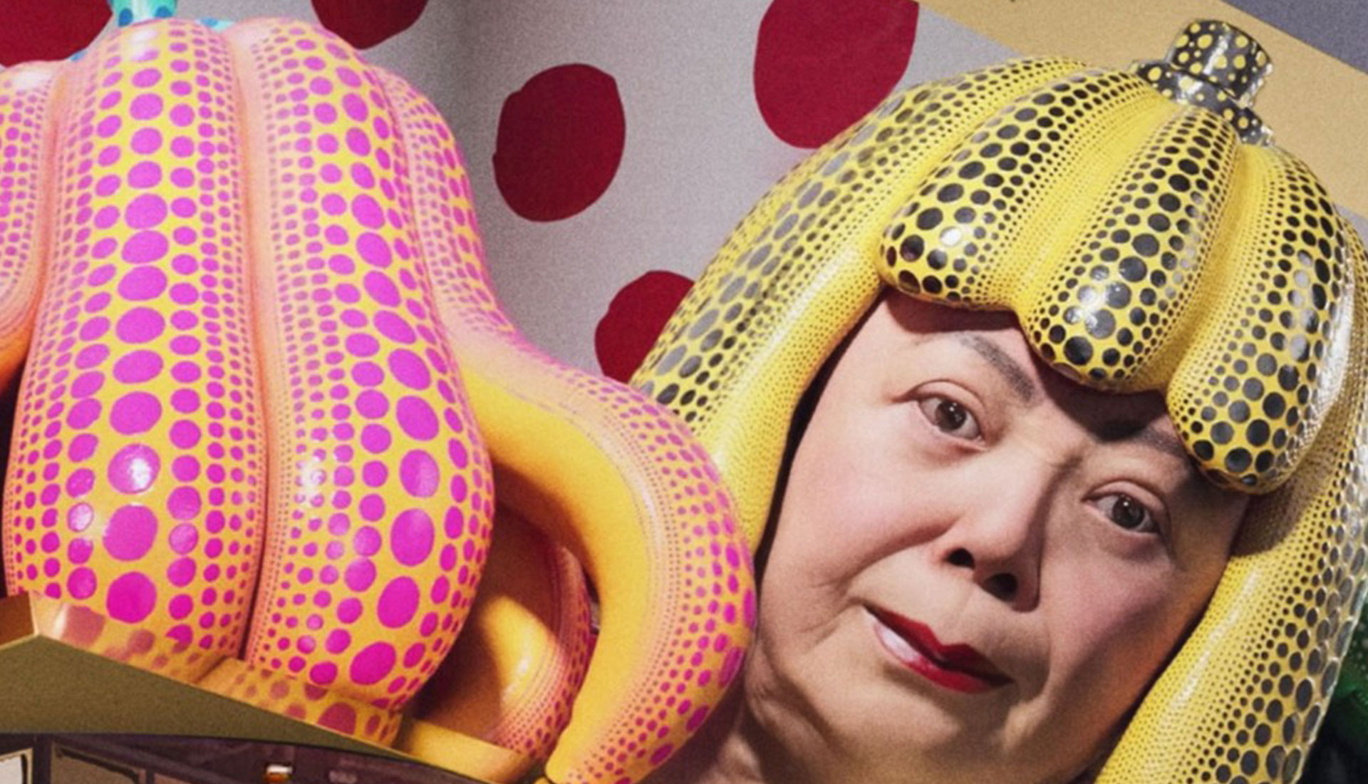 Yayoi Kusama x Louis Vuitton: робот в витрине и инсталляция размером с дом