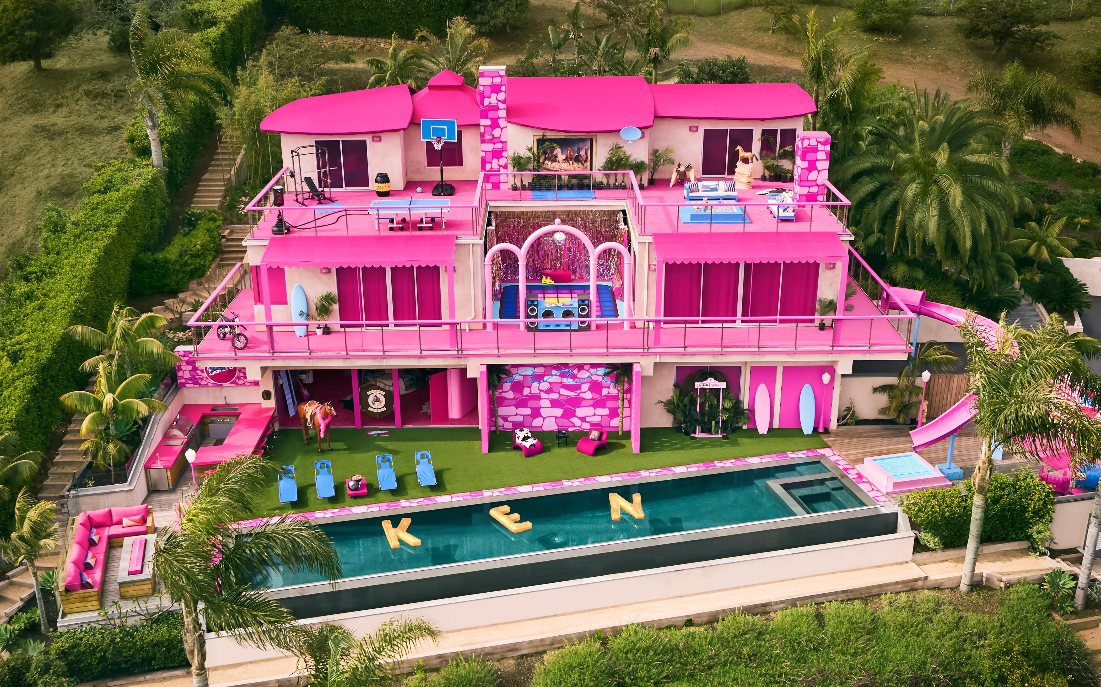В Малибу для аренды стал доступен «Дом мечты» Барби