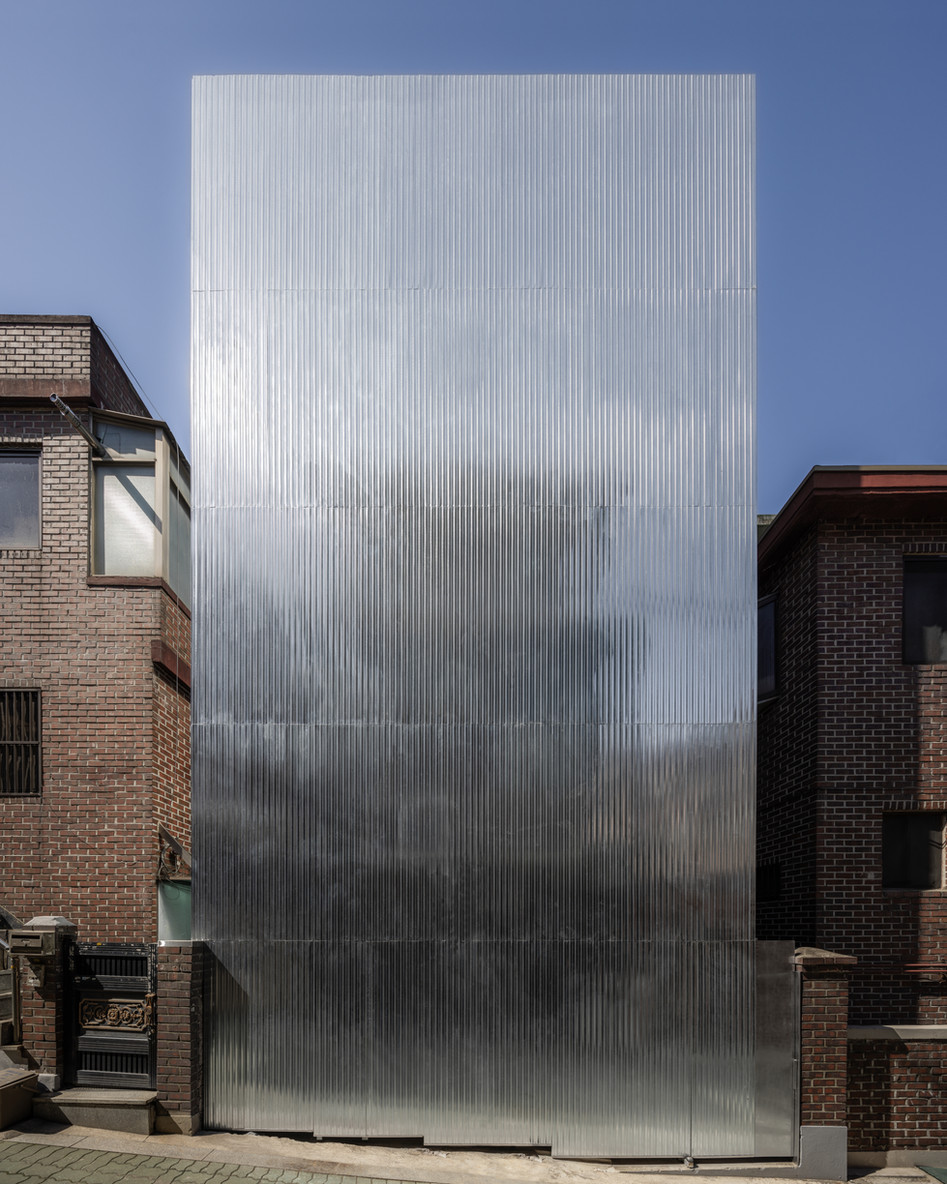 Дом с гофрированным металлическим фасадом в Сеуле