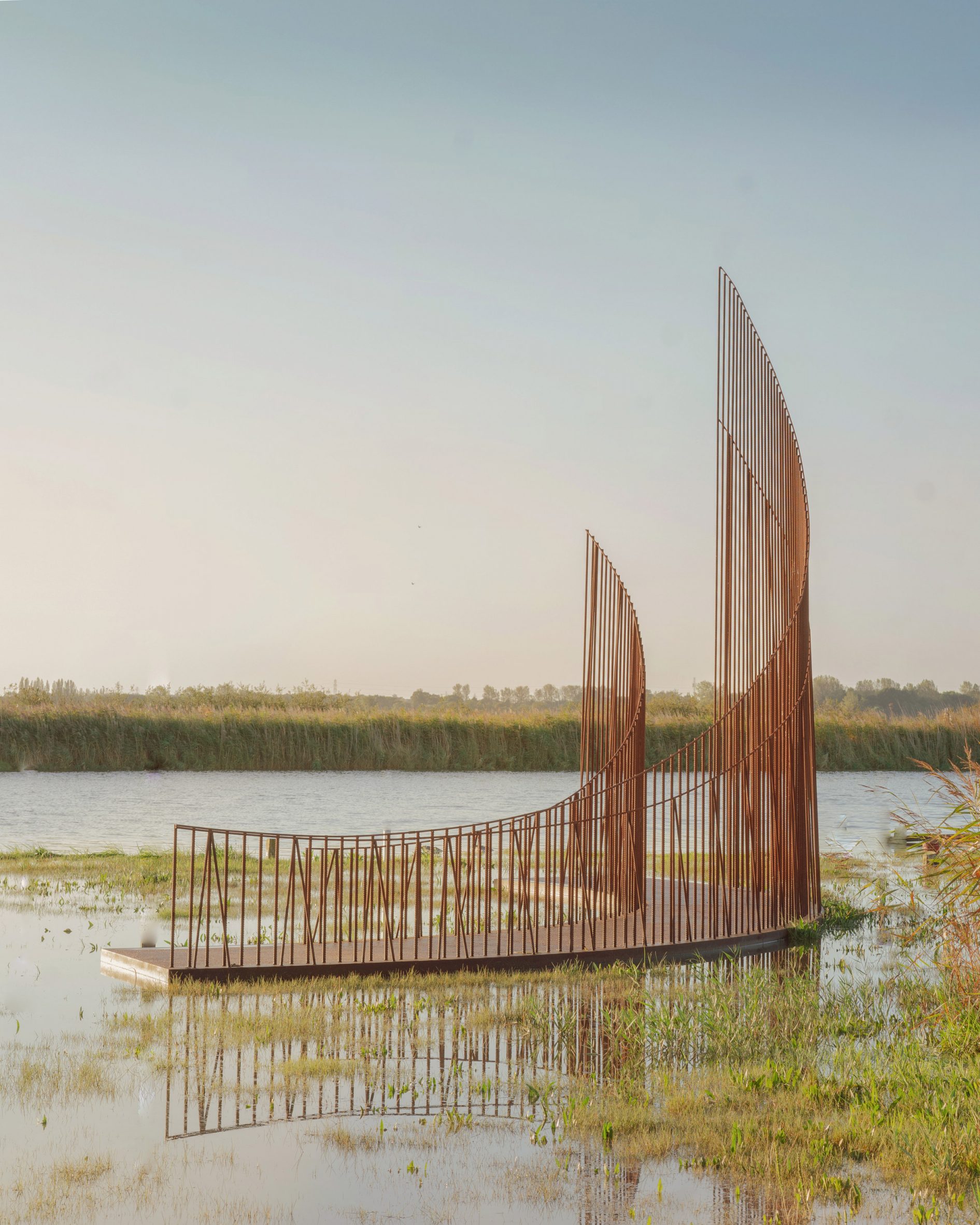 Инсталляция на реке из стальной арматуры в Англии