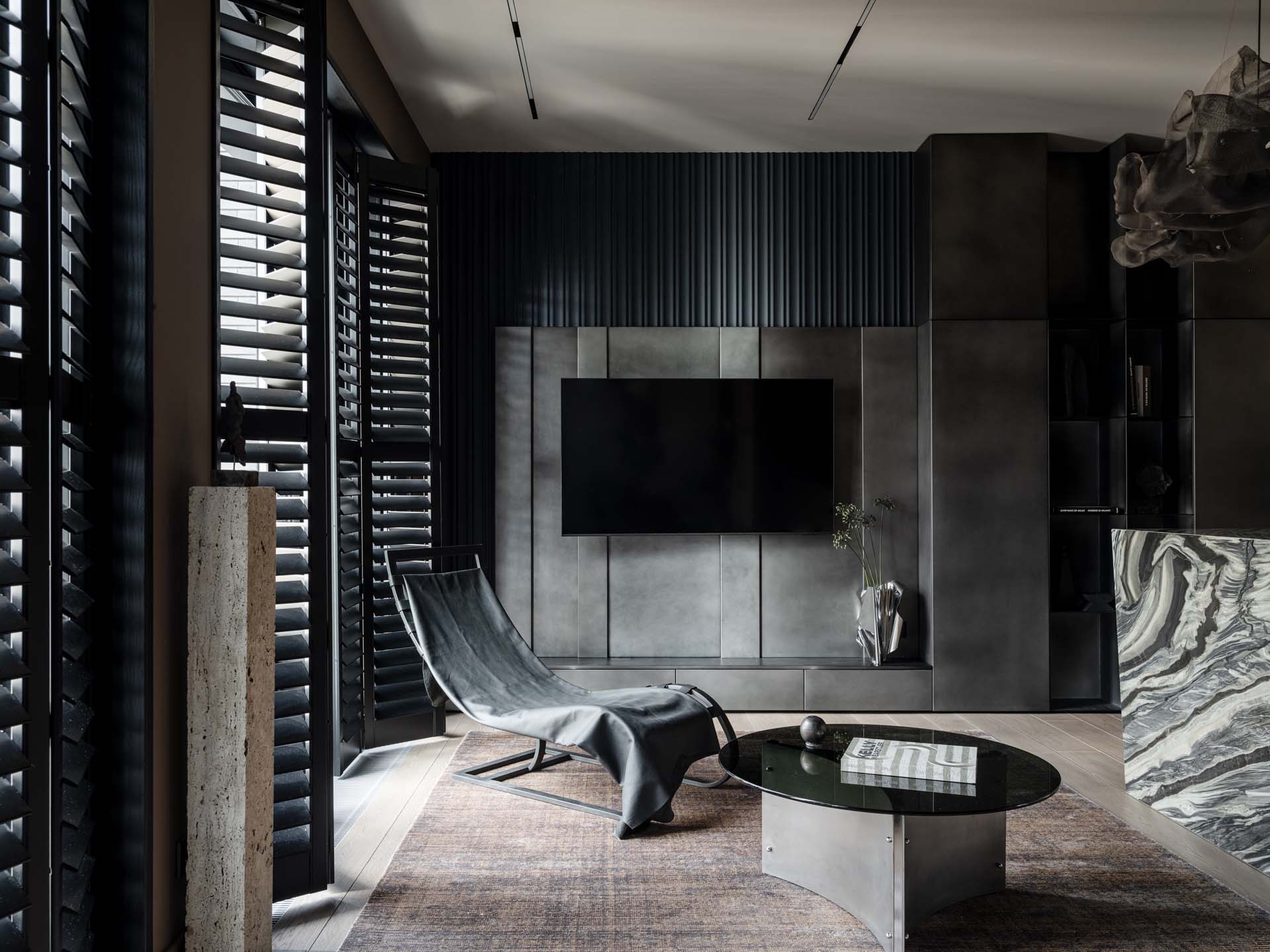 Брутальный интерьер для женщины: драматичность и контраст в проекте Марины Мирасовой