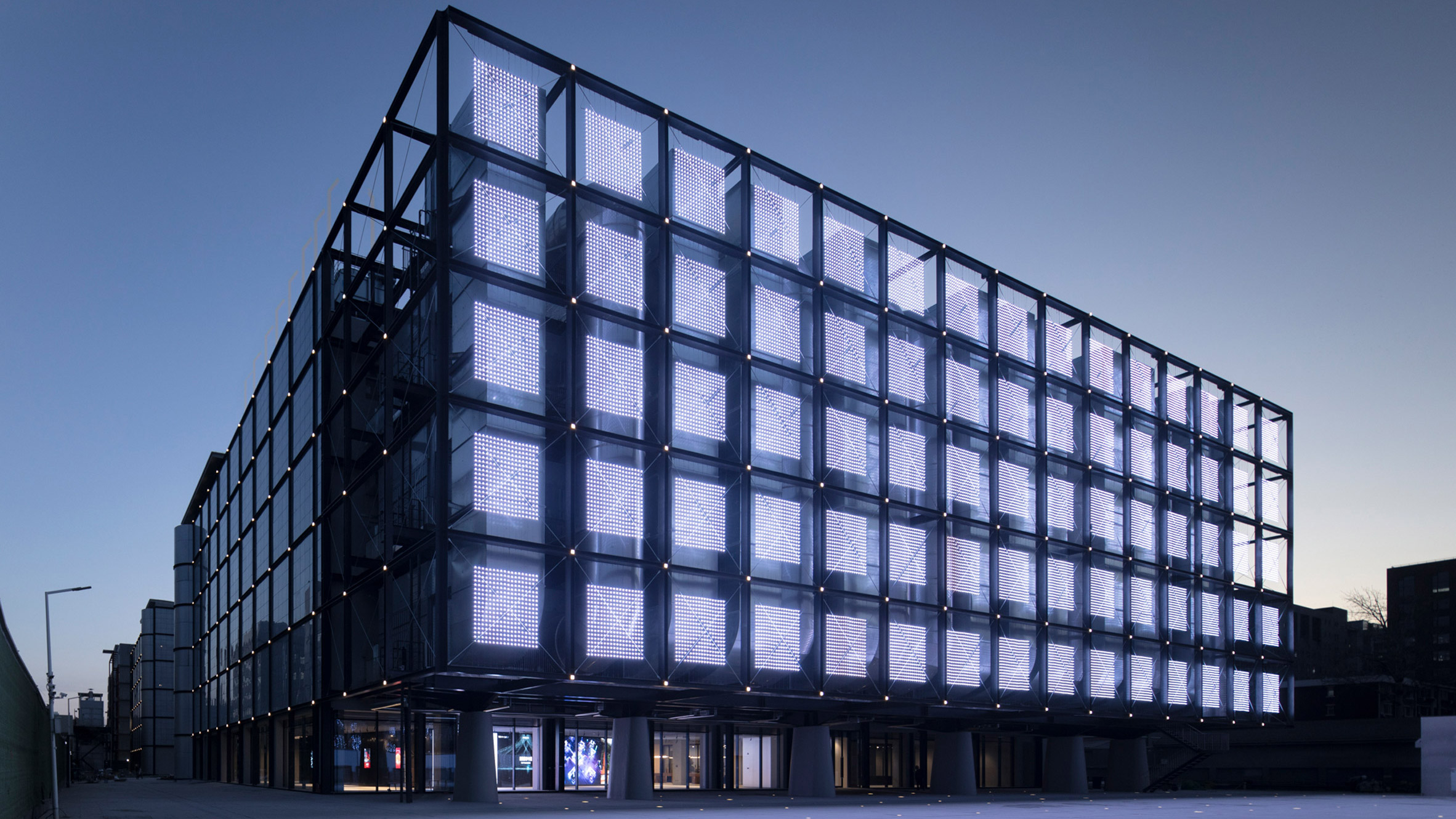 Светящийся дата-центр для ИИ в Пекине: проект LLLab