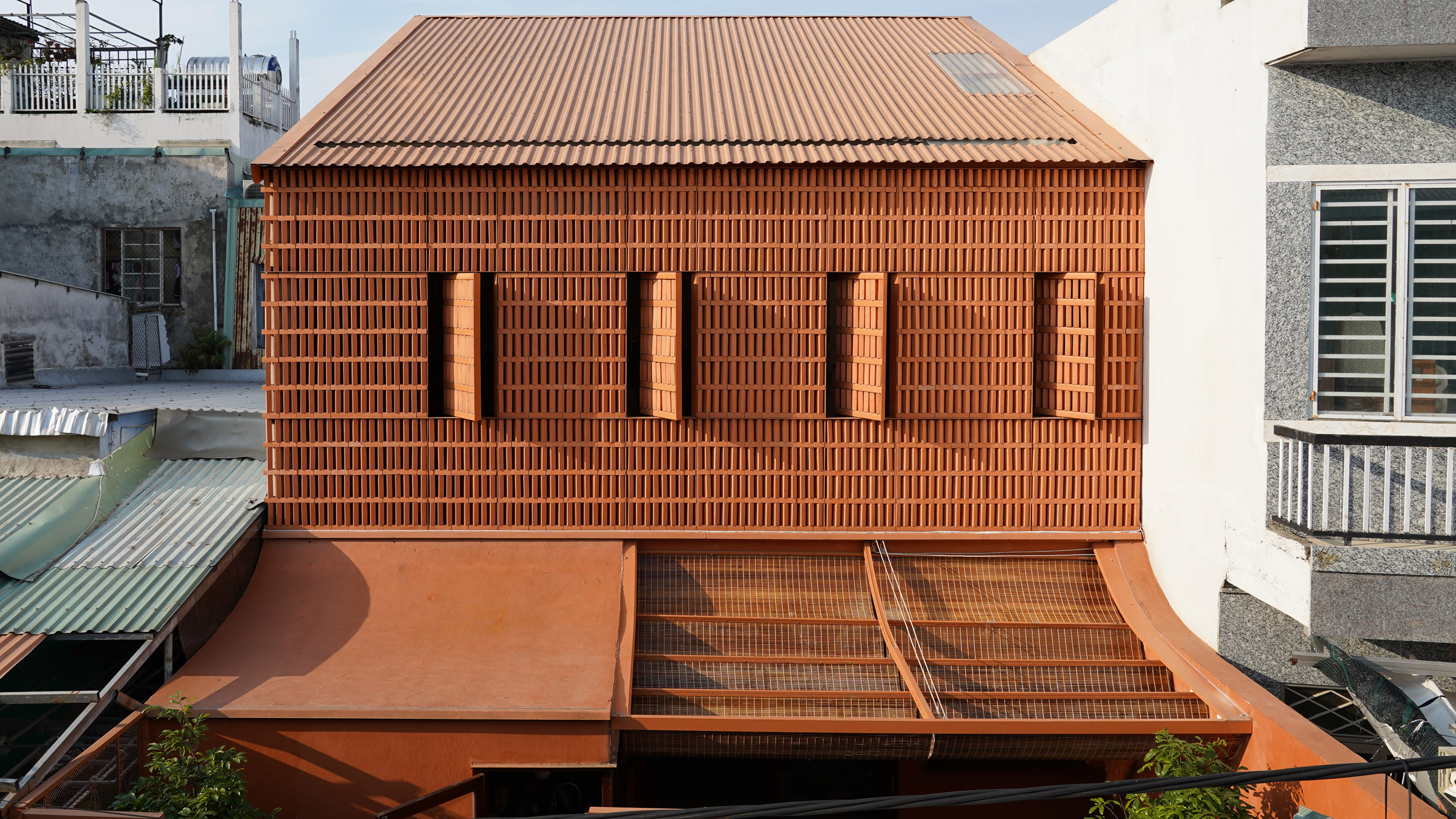 Семейный дом с перфорированным кирпичным фасадом: проект Live Out Studio